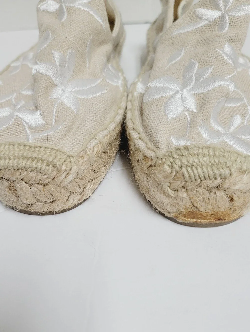 Soludos Sand Espadrilles with White Floral Embroidery Size 8 - Picture 4 of 12